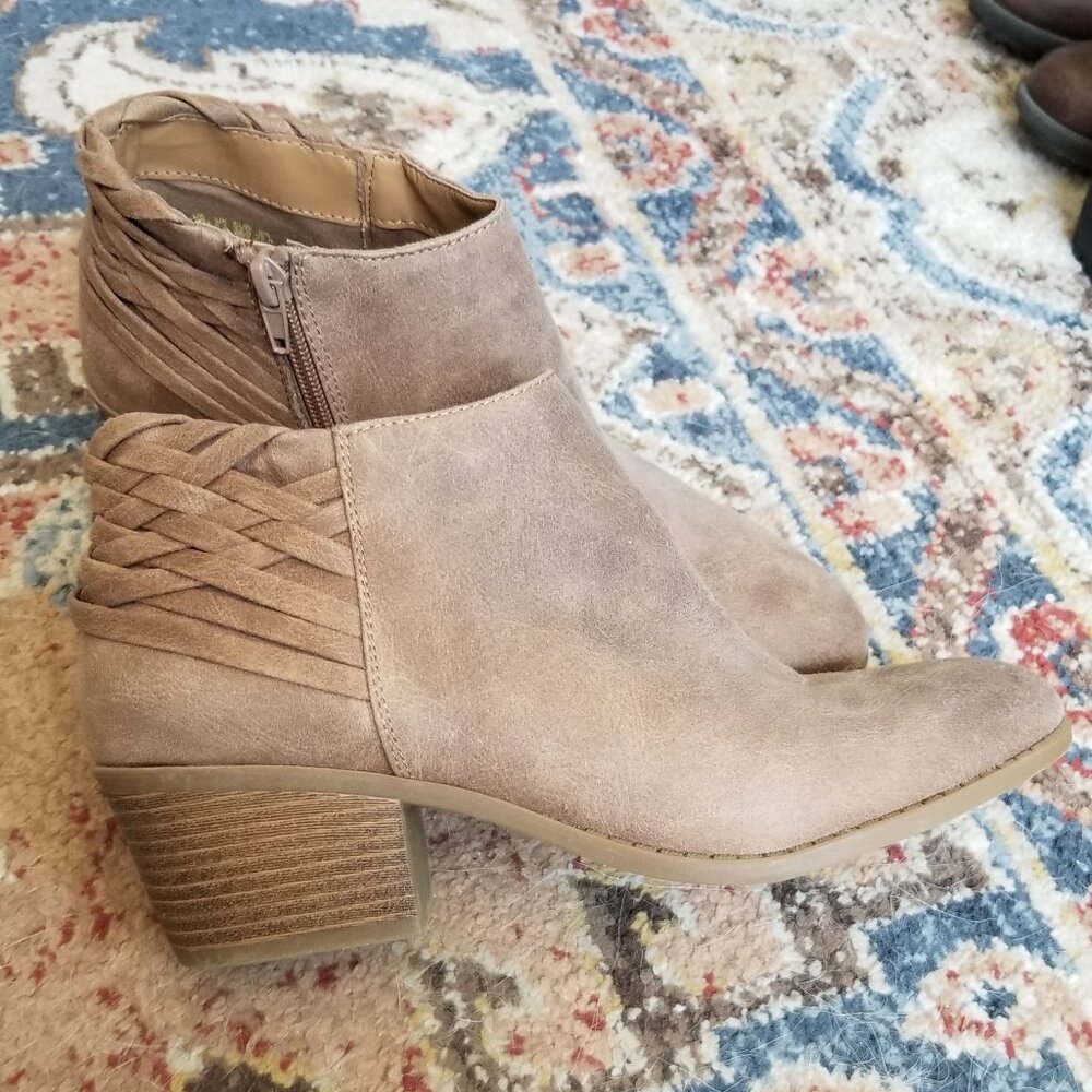 Fergalicious by Fergie ankle boots tan suede brand new size 8.5
